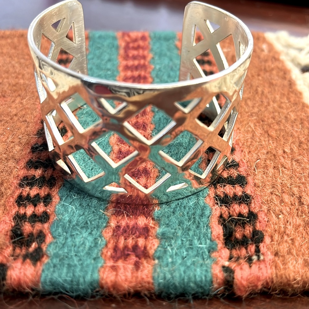Rustic Cuff bracelet in silver color. - Picture 1 of 6